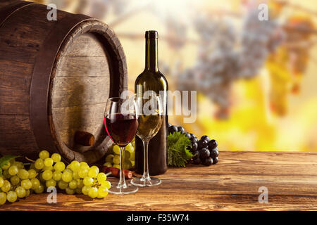 Roten und weißen Wein Flasche und Glas auf Wodden keg Stockfoto