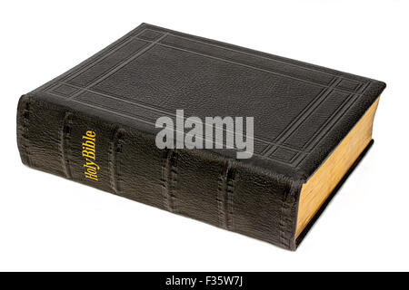 Große antike Bibel, schwarzen Leder mit Gold zu schreiben, mit einem weißen Hintergrund, Stockfoto
