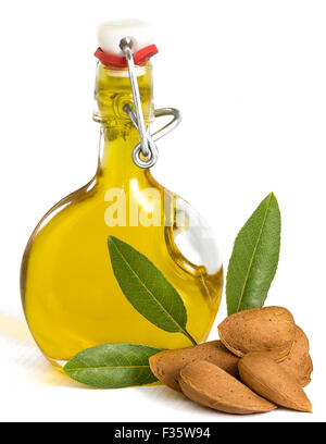 Frische Bio Mandelöl in einer Schaukel Top Glasflasche zeigt ausgewählte Mandeln und grüne Blätter, oft verwendet für das Kochen, Therapie, Stockfoto