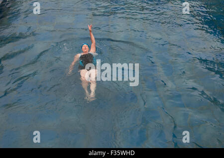 Dabei Rücken Schwimmer Stockfoto