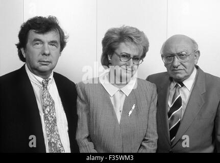 (Datei) - eine Archiv-Bild vom 23. Juni 1991, zeigt deutsche Journalist und Literaturkritiker Hellmuth Karasek (l), österreichischer Publizist Sigrid Loeffler und berühmten deutschen Literaturkritiker Marcel Reich-Ranicki, der ehemalige deutsche TV-show "Das literarischen Quartett" (lit.) "Das literarische Quartett"). Karasek, gestorben 29. September 2015 im Alter von 81, seiner Familie in Hamburg, Deutschland, bestätigte seinen Tod. Foto: Erin Elsner/dpa Stockfoto