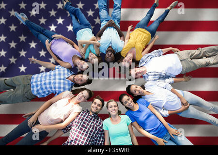 Zusammengesetztes Bild der happy Friends liegen im Kreis Stockfoto