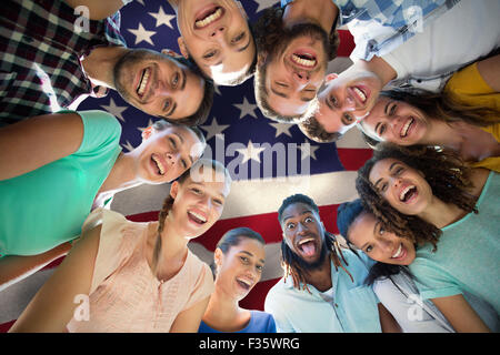 Zusammengesetztes Bild der happy Friends im park Stockfoto