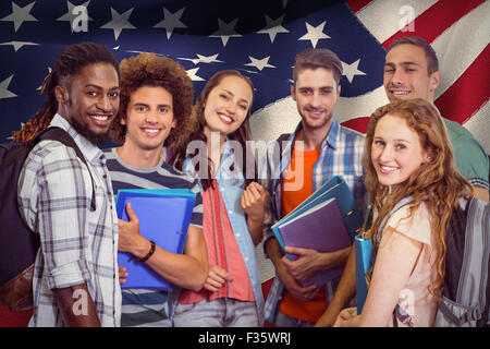 Zusammengesetztes Bild des Lächelns Gruppe von Studenten halten Ordner Stockfoto