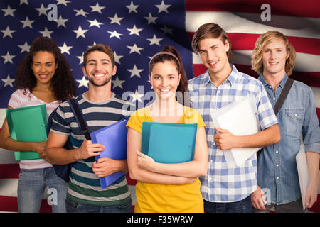 Zusammengesetztes Bild der Studierende, die Ordner in der Schule Stockfoto