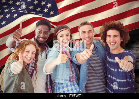 Zusammengesetztes Bild der Mode-Studenten zusammen in die Kamera Lächeln Stockfoto
