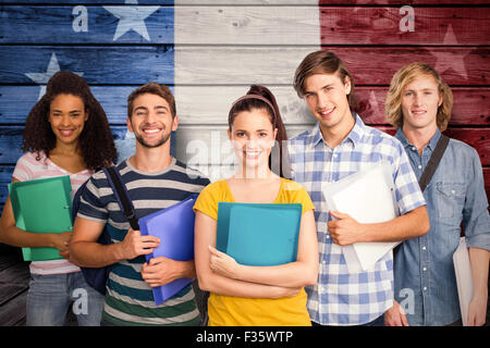 Zusammengesetztes Bild der Studierende, die Ordner in der Schule Stockfoto