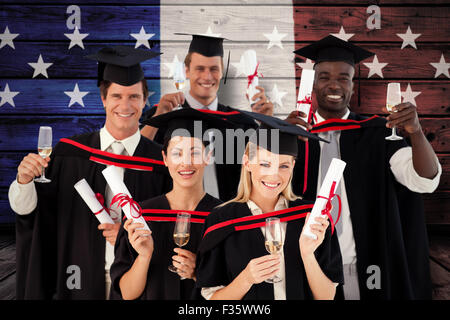 Zusammengesetztes Bild der Gruppe von Menschen, die seinem College-Abschluss Stockfoto