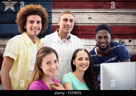 Zusammengesetztes Bild des Lächelns Studenten in Computer-Klasse Stockfoto