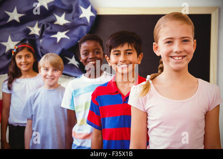 Zusammengesetztes Bild von lächelnden kleinen Schulkinder im Flur der Schule Stockfoto