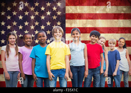 Zusammengesetztes Bild der happy Friends spielen im park Stockfoto