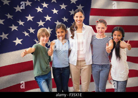 Zusammengesetztes Bild der niedlichen Schüler und Lehrer lächelnd in die Kamera in Computer-Klasse Stockfoto