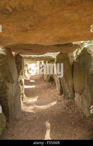 Im Inneren der Dolmen de Mane-Kerioned Carnac Grabkammer in Carnac in der Bretagne, Frankreich. Stockfoto