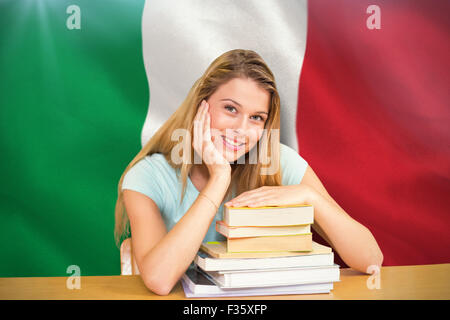 Zusammengesetztes Bild des Porträts von Studentin in der Bibliothek Stockfoto