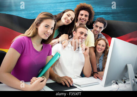 Zusammengesetztes Bild des Lächelns Studenten in Computer-Klasse Stockfoto