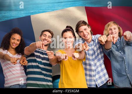 Zusammengesetztes Bild von College-Studenten, die in die Kamera zeigen Stockfoto