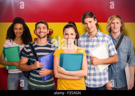 Zusammengesetztes Bild der Studierende, die Ordner in der Schule Stockfoto