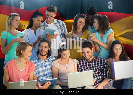 Zusammengesetztes Bild von mehreren Studenten, die mit elektronischen Geräten Stockfoto