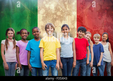 Zusammengesetztes Bild der happy Friends spielen im park Stockfoto