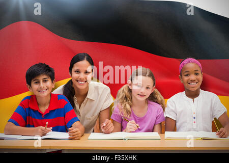 Zusammengesetztes Bild der hübschen Lehrerin helfen Schülern in Bibliothek Stockfoto