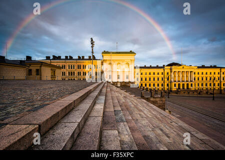 Regenbogen über Senaatintori, Senatsplatz bei Sonnenuntergang, in Helsinki, Finnland. Stockfoto