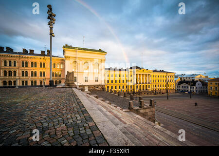 Regenbogen über Senaatintori, Senatsplatz bei Sonnenuntergang, in Helsinki, Finnland. Stockfoto