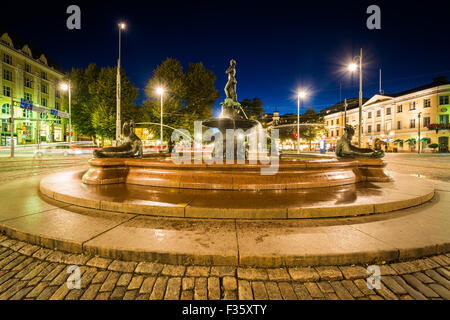 Brunnen und Havis Amanda Statue in der Nacht, am Marktplatz in Helsinki, Finnland. Stockfoto