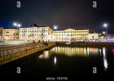 Gebäude am Marktplatz in der Nacht, in Helsinki, Finnland. Stockfoto