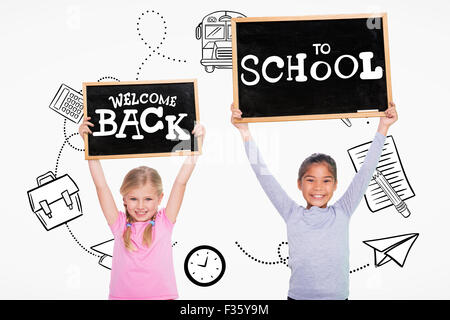 Zusammengesetztes Bild der Grundschule Schüler halten Puzzleteile Stockfoto