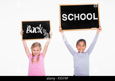 Zusammengesetztes Bild der Grundschule Schüler halten Puzzleteile Stockfoto