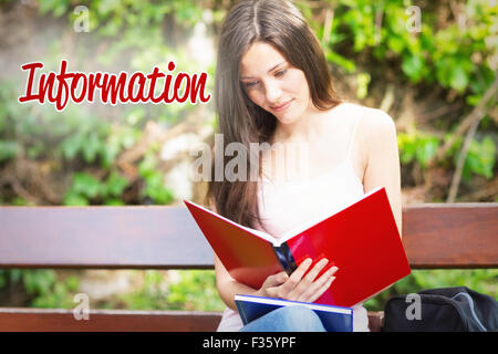 Informationen gegen hübsche Studentin Studium außerhalb auf dem campus Stockfoto