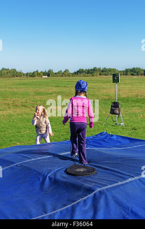 Fallschirmspringer - 2014. Kleine Mädchen auf der Matte landen. Stockfoto