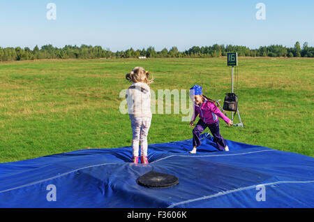 Fallschirmspringer - 2014. Kleine Mädchen auf der Matte landen. Stockfoto