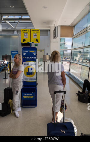 Warten am Abfluggate an Bord eines Ryanair-Flugs am Flughafen Dublin, Irland. Stockfoto