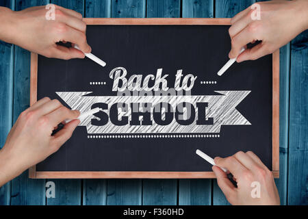 Zusammengesetztes Bild mehrere Hände schreiben mit Kreide Stockfoto