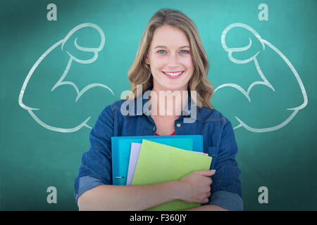 Zusammengesetztes Bild des lächelnden Student Holding Notebook und Datei Stockfoto