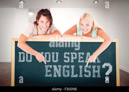 Zusammengesetztes Bild des Menschen und nette Frau zeigt auf einem whiteboard Stockfoto