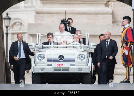 Vatikan-Stadt. 30. September 2015. Papst Francis veranstaltet seine wöchentliche Generalaudienz am St.-Peter Platz am 30. September 2015 im Vatikan. Bildnachweis: Massimo Valicchia/Alamy Live-Nachrichten Stockfoto