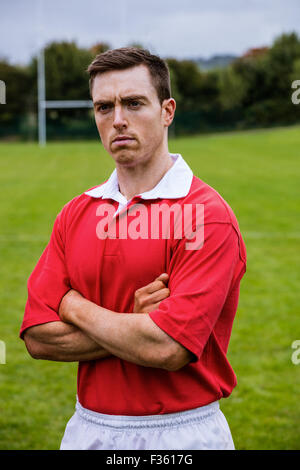 Harter Rugbyspieler spielbereit Stockfoto