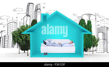 Zusammengesetztes Bild der Geschäftsmann auf Sofa mit seinem Laptop in die Kamera Lächeln Stockfoto