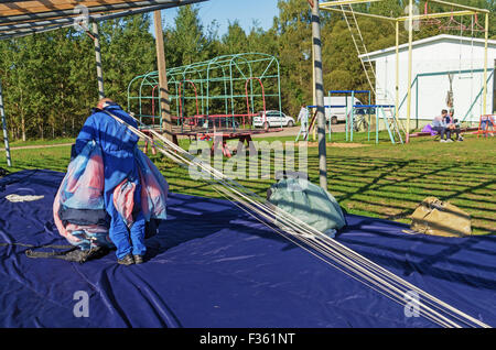 Fallschirmspringer - 2014. Verpackung von Fallschirmen. Stockfoto