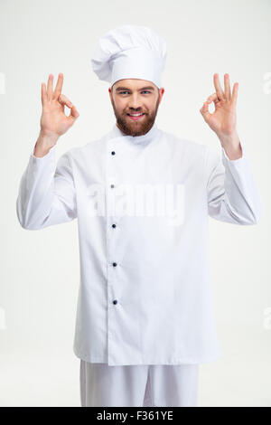 Porträt eines glücklichen männlichen Küchenchefs Kochen ok Anzeichen isoliert auf weißem Hintergrund Stockfoto