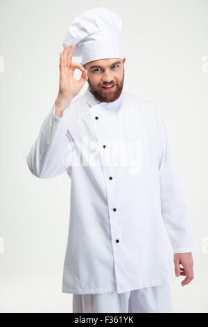 Porträt eines männlichen Chef-Kochs ok Anzeichen isoliert auf weißem Hintergrund Stockfoto