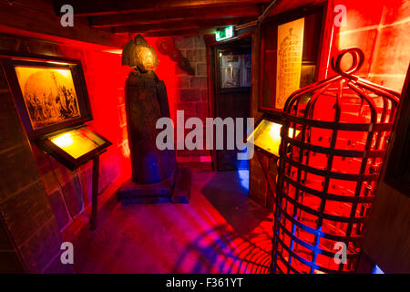 Iron Maiden und einen hängenden Käfig in die Folter-Museum in Amsterdam, Niederlande, Europa. Stockfoto