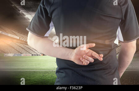 Zusammengesetztes Bild Rücken gedrehte Rugbyspieler mit Finger gekreuzt Stockfoto