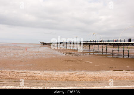 Southport Pier und bewölkten Wetter. Menschen zu Fuß auf dem Pier. Stockfoto