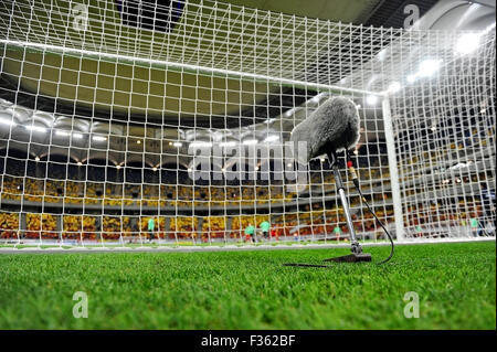 Groß und pelzigen Sport Mikrofon auf einem Fußballplatz hinter dem Tor Netto Stockfoto