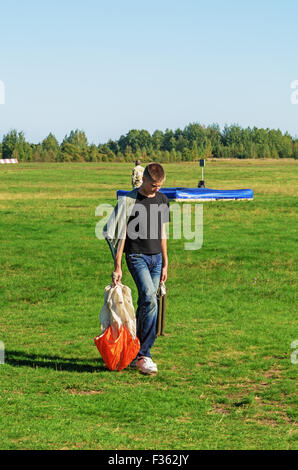 Fallschirmspringer - 2014. Verpackung von Fallschirmen. Stockfoto