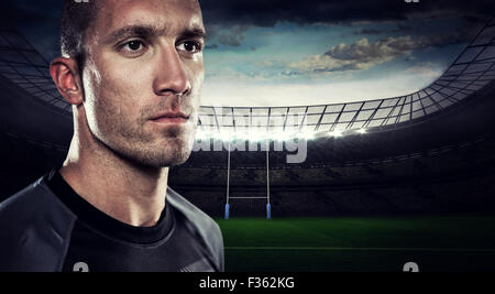 Zusammengesetztes Bild Nahaufnahme von schweren Rugbyspieler wegschauen Stockfoto