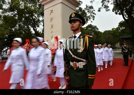 Taiyuan, China Shanxi Provinz. 30. Sep, 2015. Medizinisches Personal besuchen eine Zeremonie zu Ehren und zu verstorbene Nationalhelden auf des Landes erinnern zweite Martyrs' Day in Niutuozhai Friedhof der Märtyrer in Taiyuan, Shanxi Provinz Nord-China, 30. September 2015. Bildnachweis: Zhan Yan/Xinhua/Alamy Live-Nachrichten Stockfoto